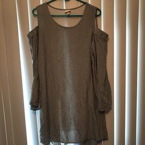 Super comfy, bare shoulder dress ☀️